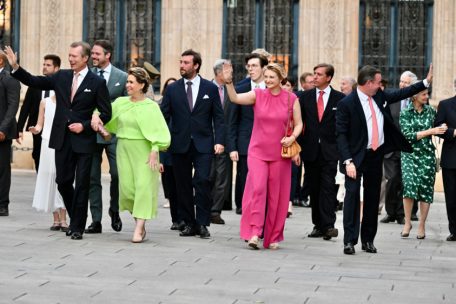 Großherzog Henri mit seiner Familie auf dem Weg zum Fackelzug 