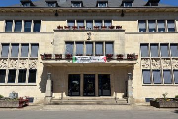 Rümelingen / Warum am Rathaus ein Banner zum Gewerkschaftsprotest am 28. Juni hängt