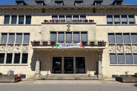 Rümelingen / Warum am Rathaus ein Banner zum Gewerkschaftsprotest am 28. Juni hängt