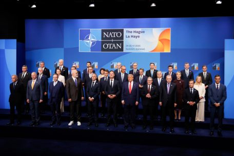 Die Staats- und Regierungschefs der NATO stellen sich während des NATO-Gipfels für ein Gruppenfoto auf
