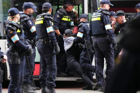 Die Polizei nimmt einen Demonstranten während einer Kundgebung gegen den NATO-Gipfel fest