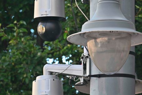 Entlang der geplanten Route der Pride wurden Überwachungskameras angebracht. Sie sollen auch dazu dienen, Teilnehmer per Gesichtserkennung zu identifizieren. 