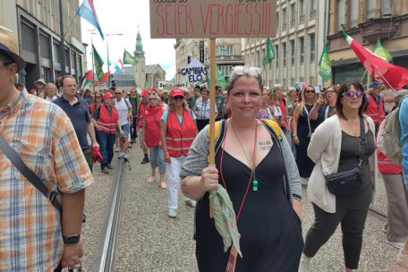 Monique hat mehrere Stunden an ihrem Pappschild gearbeitet