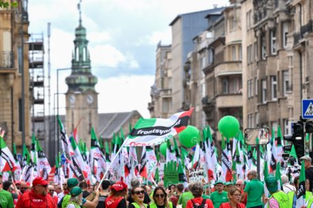 Das „carré de tête“ musste in der Avenue de la Liberté mehrfach vorrücken, um weiteren Demonstranten am Zugende Platz zu machen