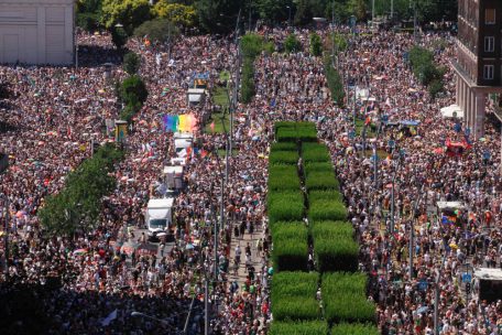 Vor dem Rathaus sammeln sich die Menschen zum Start der Pride