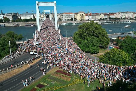 Der Blick von der St.-Gerard-Sagredo-Statue auf den Pride-Umzug gehört zu den beeindruckendsten des Tages