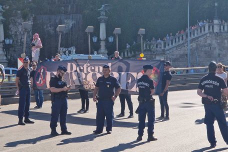 Vier Gegendemonstranten werden von Polizisten abgeschirmt. Die meisten Pride-Teilnehmer ignorieren sie.