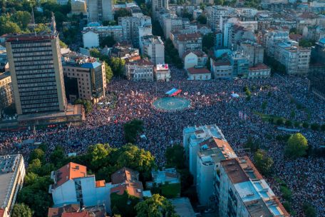 Serbien / Vermutlich inszenierte Krawalle überschatten Großdemonstration gegen die Regierung