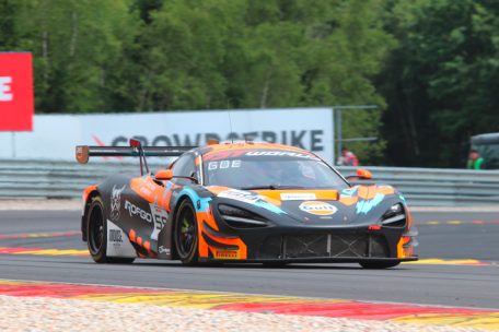 Marvin Kirchhöfer, zusammen mit seinen Teamkollegen Benjamin Goethe und Joseph Loake auf dem McLaren 720S des Garage 59 Teams, sicherte sich souverän die Pole Position