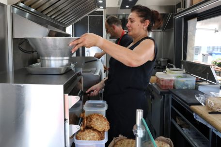 Bei 30 Grad Außentemperatur am heißen Herd: Die Arbeit im Foodtruck ist schwer auszuhalten