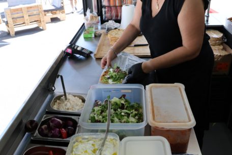 Mzia bereitet sich auf die Kundschaft vor