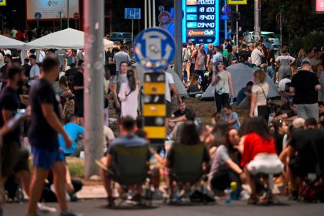 Serbien / Landesweite Straßenblockaden nach Verhaftungswelle und Polizeiprügelorgie
