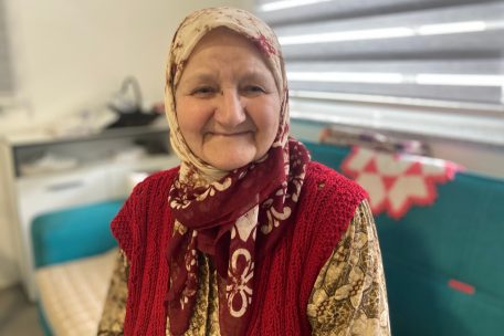 „Das Heim ist gut. Nur selbst geht es uns nicht mehr gut.“ Die Witwe Hanifa Omerovic (78) hat ihren Mann und Sohn im Bosnienkrieg verloren.
