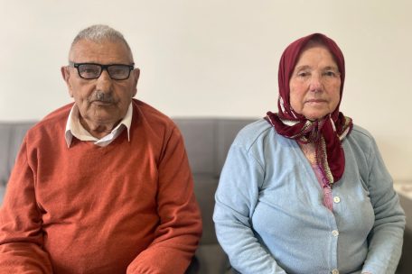 „Wir wollen in der Nähe der Gräber unserer Söhne sein“: Die Eheleute Nezir (87) und Ajkuna Huseinovic (86) verloren drei ihrer fünf Söhne beim Völkermord von Srebrenica