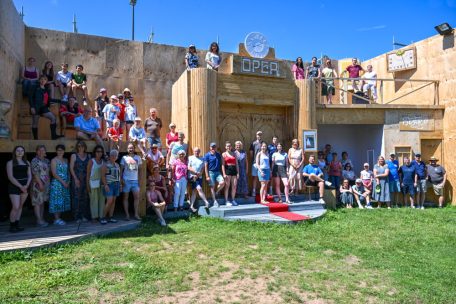 Freilichttheater „Schankemännchen“  / „Bei der Däiwel“: Eine himmlisch-höllische Satire mit irdischem Tiefgang in Grosbous