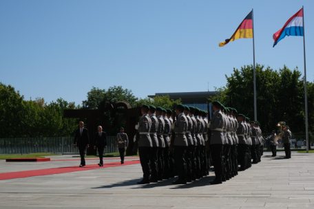 Frieden und Merz bei der Abnahme der Ehrenformation der Bundeswehr