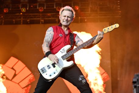 Neben dem Feuer brannte auch der Bassist Mike Dirnt für die Show
