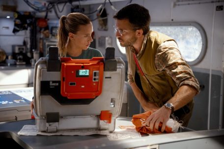 Scarlett Johansson als Zora Bennett und Jonathan Bailey als Dr. Henry Loomis in „Jurassic World: Rebirth“