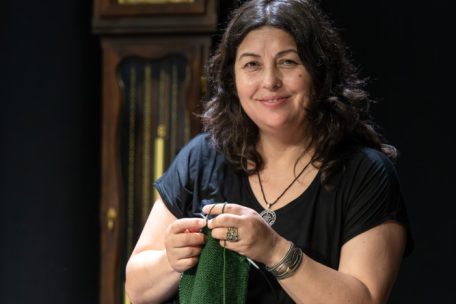 Theaterp&auml;dagogin Natalia Sanchez beim H&auml;keln auf der B&uuml;hne der &bdquo;Schungfabrik&ldquo; &ndash; neun Monate lang hat sie an dem Projekt gearbeitet