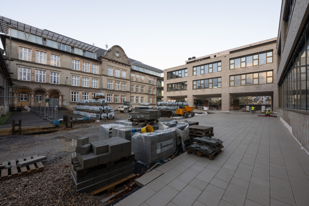 Hitze in Esch / Schalter zu, Schulen auf: Harsche Kritik an Gemeinde und Bürgermeister Weis