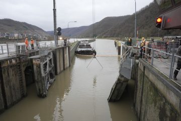 Unfall an der Mosel / Ein Schiff prallt bei Cochem gegen ein Schleusentor. Die Folgen für Luxemburg sind noch unklar.