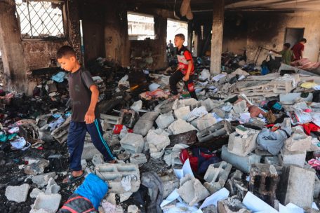 Kinder laufen über die Überreste der Mustafa-Hafez-Schule