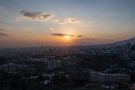 Magische Stadt: Sonnenuntergang über der Millionenmetropole Teheran
