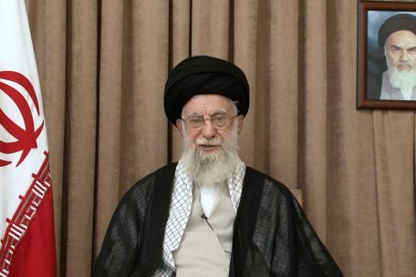 Ajatollah Ali Chamenei während einer im Fernsehen übertragenen Rede unter einem Porträt von Revolutionsführer Ajatollah Khomeini