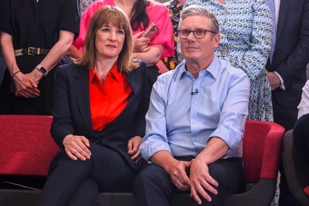 Großbritannien / Ein Jahr nach dem Wahlsieg kämpft Premier Starmer mit den Medien und seiner Partei 