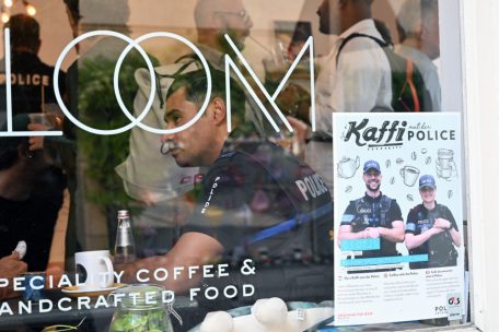 „Op e Kaffi mat der Police“ / Bei Kaffee und Kuchen mit der Polizei: Anwohner des Bahnhofviertels teilen ihre Sorgen