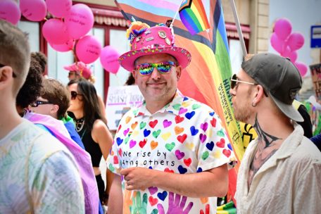 Editorial / Gegen rechte Angriffe müssen LGBTQIA+-Personen und ihre Verbündeten zusammenstehen
