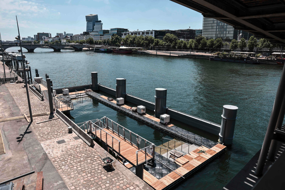 Baden mit Eiffelturm-Blick / Paris eröffnet Schwimmbäder an der Seine