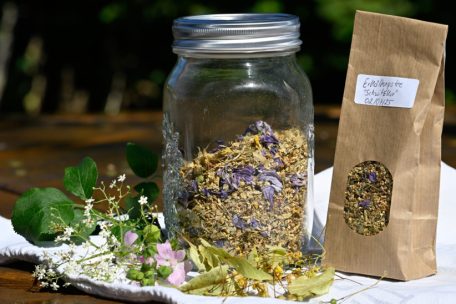 Außer Ölen gibt die Natur heilende Tees oder Tinkturen und Salben her