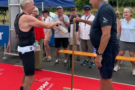 Im Ziel wurden die Laufschuhe an den berühmten Nagel gehängt