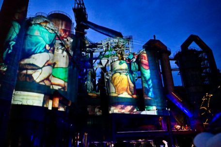 Belval / Fest bei den Hochöfen: Lichtspiel erleuchtet alte Industrieanlage
