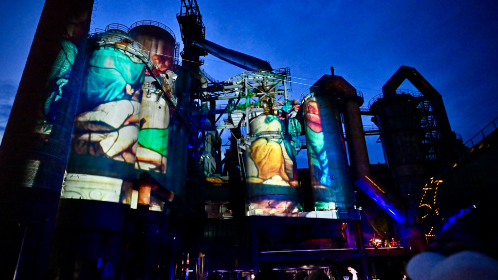 Belval / Fest bei den Hochöfen: Lichtspiel erleuchtet alte Industrieanlage