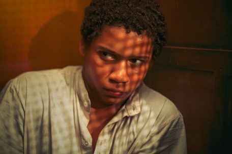 Eines der Straßenkinder aus der Serie