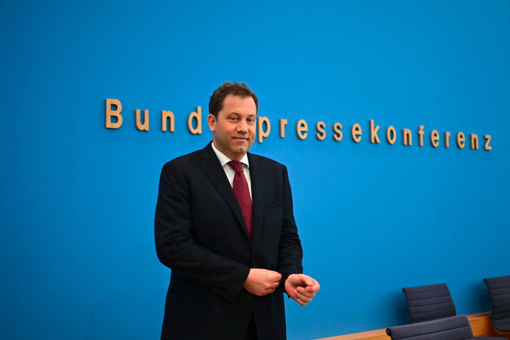 Deutschland / Trotz enormer Schulden fehlen dem Finanzminister Milliarden