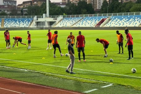 Maurice Spitoni, der aus Diplom-Gründen ein weiteres Mal als offizieller Trainer bei der UEFA eingetragen wurde, sitzt am Dienstag auf der Bank