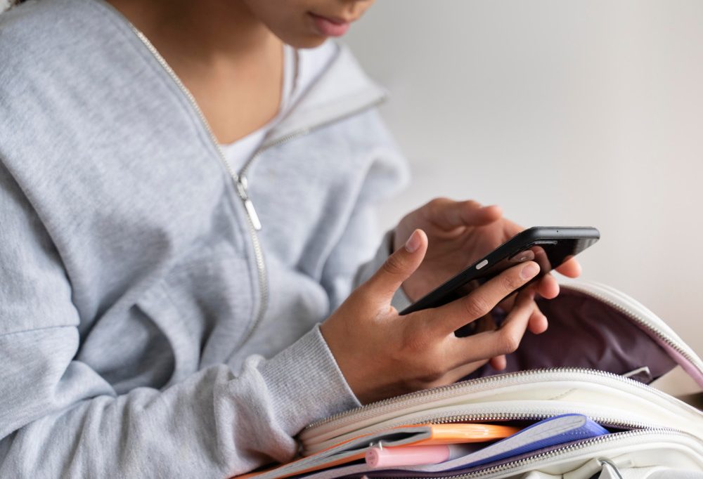 Schülerartikel / Handyreduktion an Schulen: Scheinwelt in den Händen?