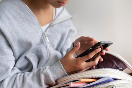 Schülerartikel / Handyreduktion an Schulen: Scheinwelt in den Händen?
