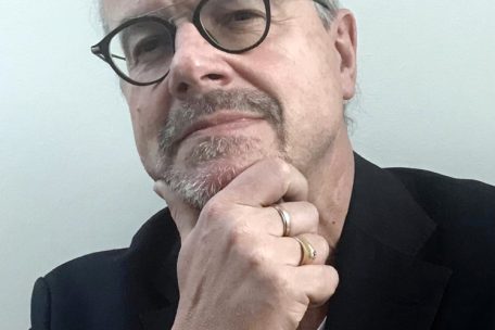 Claude Gengler, docteur en g&eacute;ographie/am&eacute;nagement du territoire, conseiller de gouvernement honoraire, ancien directeur de la fondation Forum Europa et de Lumedia S.A., soci&eacute;t&eacute; &eacute;ditrice du Quotidien, aujourd&rsquo;hui retrait&eacute; et vice-pr&eacute;sident de l&rsquo;association &bdquo;Au-del&agrave; des fronti&egrave;res (ADF)&ldquo;