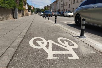Fahrradweg / Esch installiert Poller in der Jean-Pierre-Michels-Straße