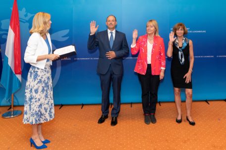Jacqueline Breuer (Mitte) bei ihrer Vereidigung als Bürgermeisterin im Jahr 2023