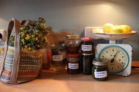 Tee, Sirup, Öl: Die Verwendung von Wildpflanzen ist vielfältig, sowohl im kulinarischen, als auch heilenden Sinne
