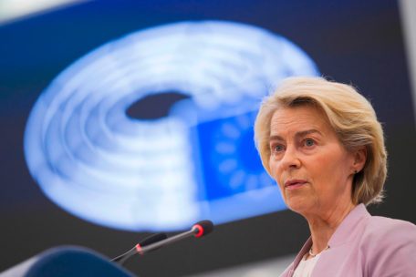 EU-Parlament / Misstrauensvotum: Von der Leyen sichert ihre Mehrheit mit einem Last-Minute-Deal
