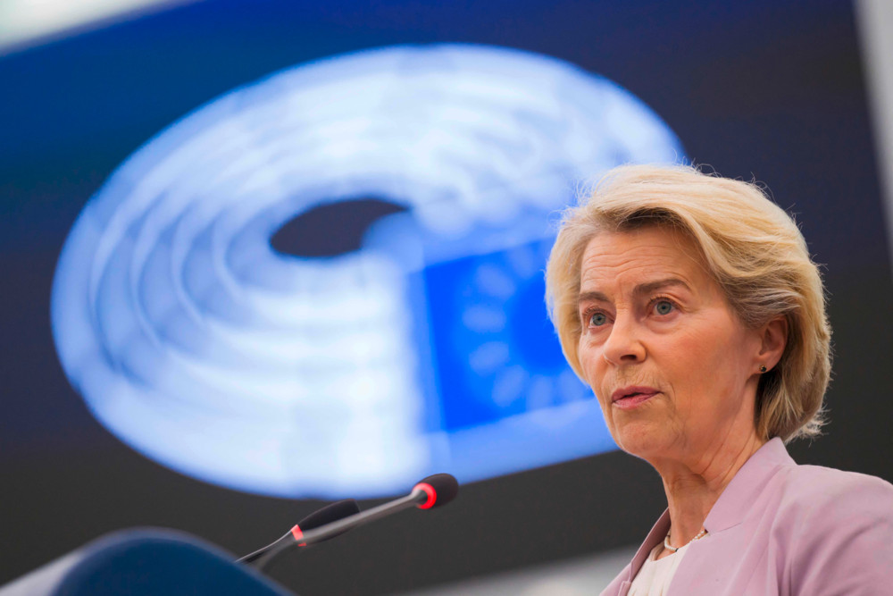 EU-Parlament / Misstrauensvotum: Von der Leyen sichert ihre Mehrheit mit einem Last-Minute-Deal