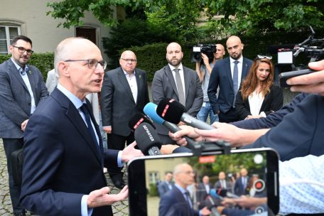Premier Luc Frieden mit den Verhandlungsdelegationen von LCGB und OGBL vor der nicht Tripartite genannten Versammlung am Mittwoch im Staatsministerium