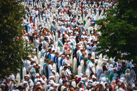 Bosnien / 30 Jahre nach dem Völkermord: Keine Versöhnung über den Gräbern von Srebrenica
