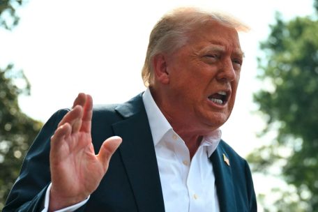 Handelsstreit / Trump eskaliert, von der Leyen wiegelt ab